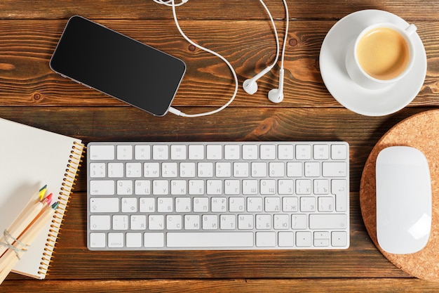 Lugar de trabajo en escritorio de madera con café