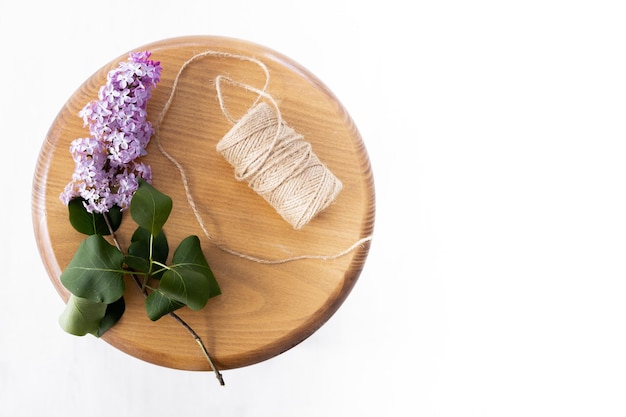 Lugar de trabajo de floristería La hermosa lila y cuerda en una mesa de madera marrón Vista superior