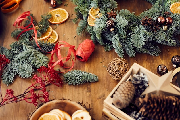 Lugar de trabajo para hacer coronas navideñas