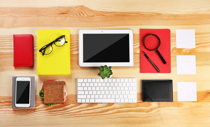 Foto lugar de trabajo con herramientas y dispositivos de oficina.