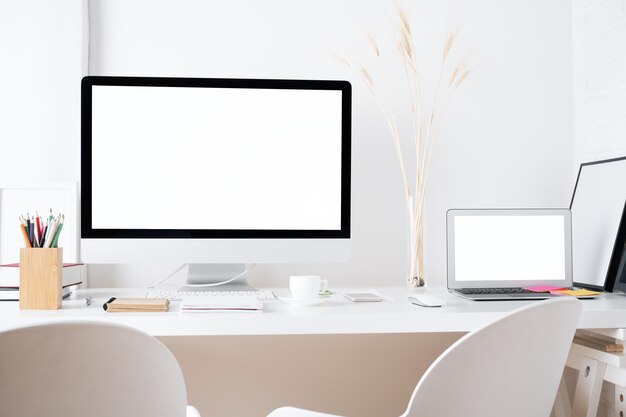 Lugar de trabajo hipster con dispositivos blancos