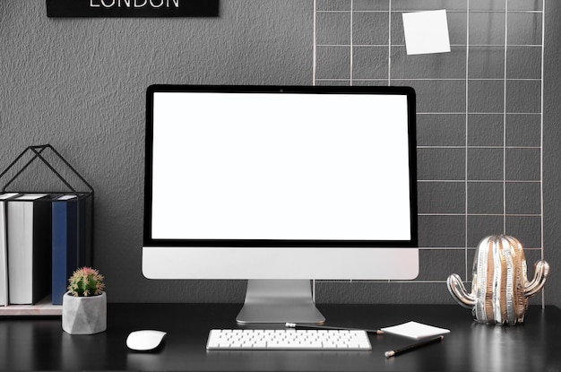 Lugar de trabajo en el hogar con computadora moderna y escritorio en la habitación Mockup para diseño