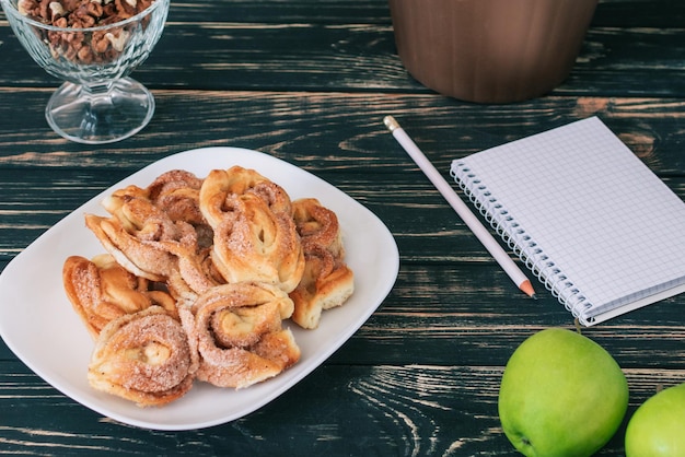 Lugar de trabajo en el hogar Mesa de madera negra Oficina en el hogar Un lugar para un estudiante con deliciosas galletas caseras