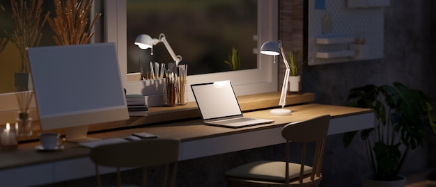 Lugar de trabajo en el hogar por la noche con poca luz de la maqueta de la computadora portátil de la lámpara de mesa en la mesa de madera