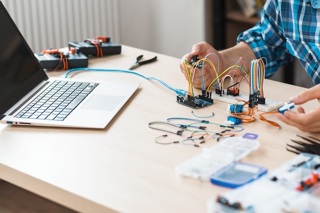 Foto lugar de trabajo del ingeniero experimentando con electrónica.