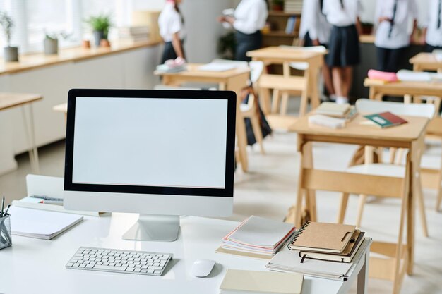 Lugar de trabajo del maestro con computadora para estudiar en línea en el aula