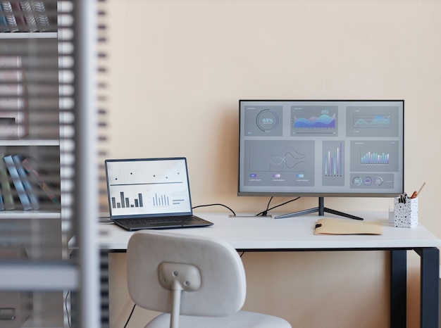 Foto lugar de trabajo del médico con computadora y portátil con gráficos en monitores en la oficina