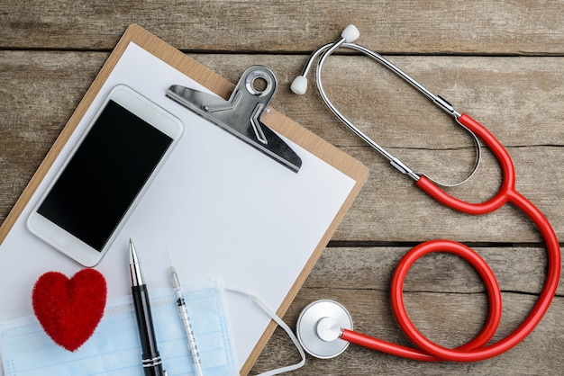 Lugar de trabajo médico con un estetoscopio en mesa de madera