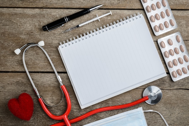 Lugar de trabajo médico con un estetoscopio en mesa de madera