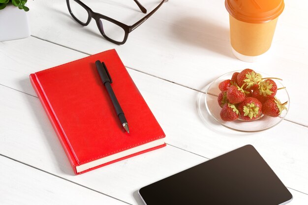 Lugar de trabajo minimalista con estilo con tableta y portátil y gafas en estilo plano laico fondo blanco