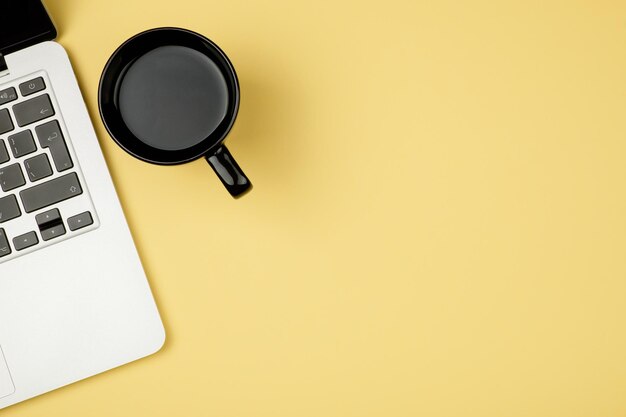 Lugar de trabajo mínimo con espacio para cuadernos y copias