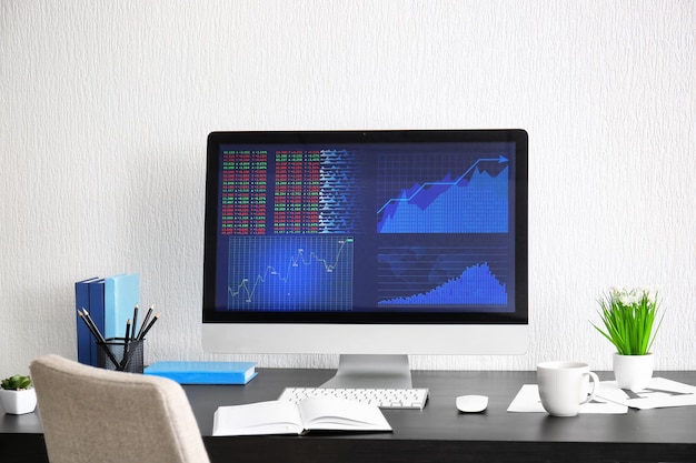 Lugar de trabajo moderno y cómodo con computadora en el escritorio en casa