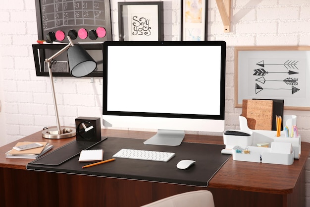 Lugar de trabajo moderno con computadora en el hogar