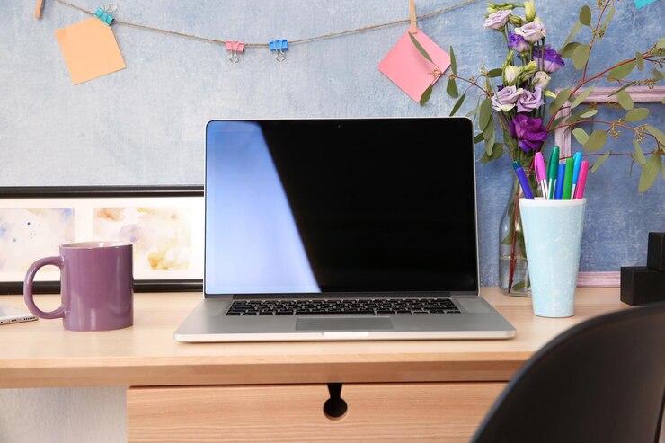 Foto lugar de trabajo moderno con computadora portátil en casa