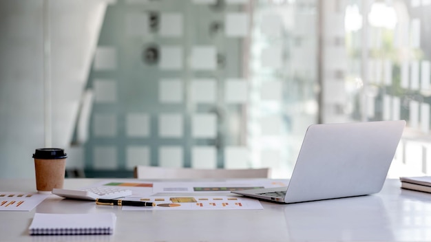 Foto lugar de trabajo moderno con computadora portátil oficina de negocios privada