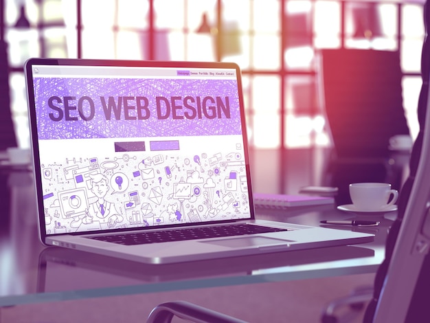 Lugar de trabajo moderno con computadora portátil que muestra la página de inicio en estilo de diseño de garabato con texto SEO Optimización de motor de búsqueda Diseño web Imagen tonificada con enfoque selectivo Render 3D