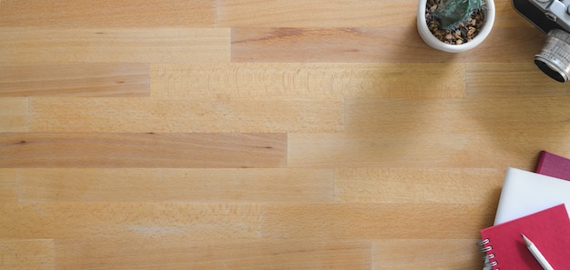 Lugar de trabajo moderno con espacio de copia y material de oficina en mesa de madera