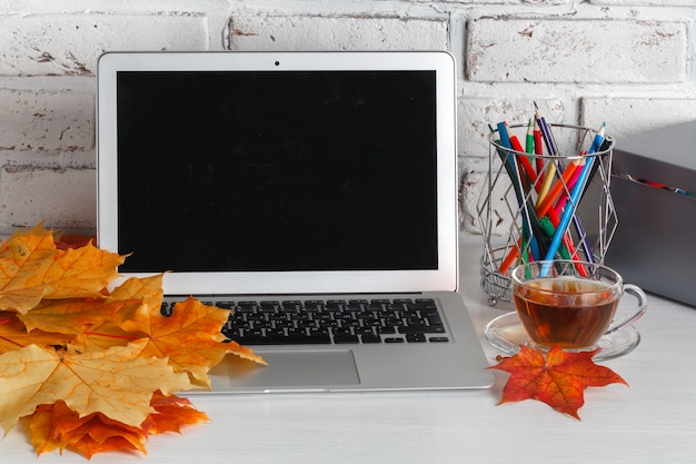 Lugar de trabajo moderno con laptop en mesa