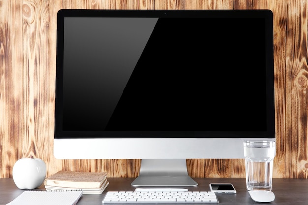 Lugar de trabajo moderno con monitor de computadora