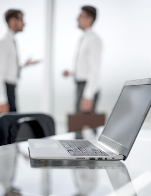 Lugar de trabajo moderno en la oficina Laptop en el escritorio de cerca