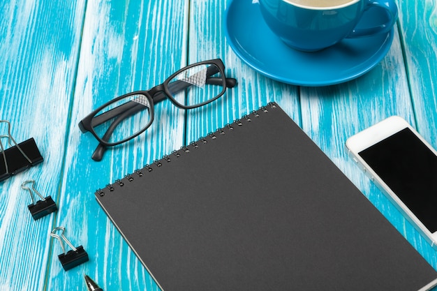 Lugar de trabajo moderno con taza de café en la mesa de madera