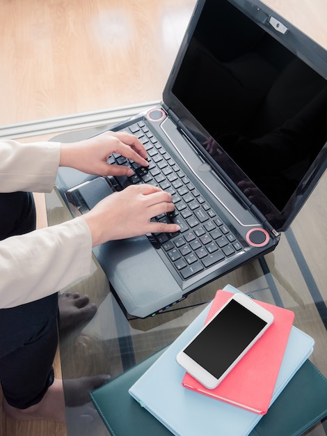 Lugar de trabajo, mujer de negocios trabajando en la computadora portátil