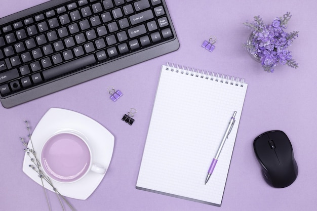 Foto lugar de trabajo de mujeres en color lavanda vista superior plana escritorio de oficina de espacio de trabajo femenino desde arriba