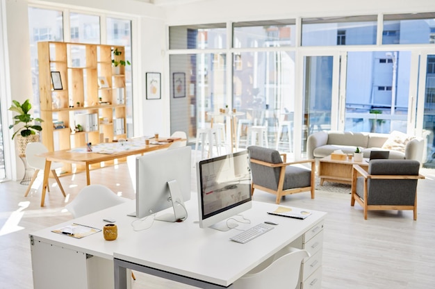 Lugar de trabajo o interior de la sala de oficina vacía con computadoras de escritorio arregladas y muebles Espacio de trabajo organizado corporativo área de trabajo de la empresa comercial o espacio de trabajo de la sede moderna