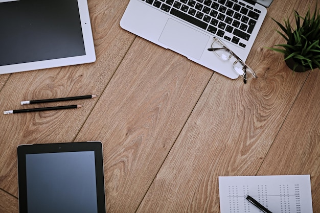 Lugar de trabajo de oficina con una computadora portátil y documentos.