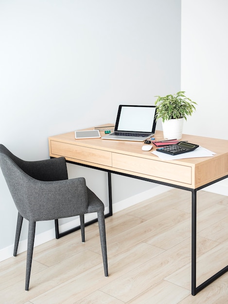 Lugar de trabajo de oficina con laptop en mesa de madera