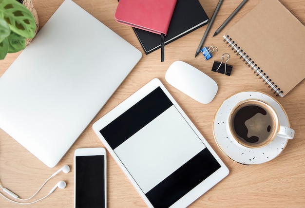 Lugar de trabajo de oficina con laptop en mesa de madera