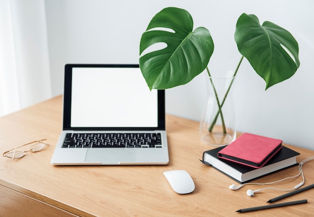 Lugar de trabajo de oficina con laptop en mesa de madera