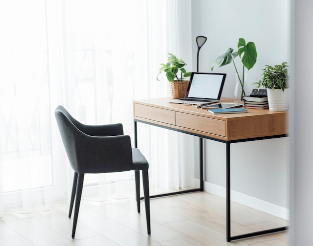 Lugar de trabajo de oficina con laptop en mesa de madera