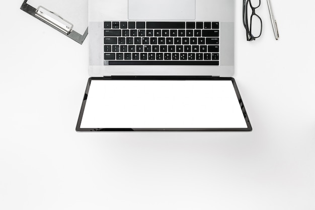 El lugar de trabajo de la oficina de marketing digital profesional vista superior
