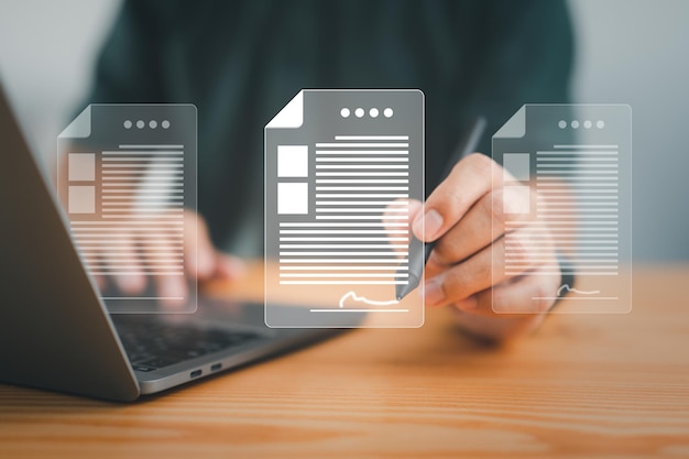 Lugar de trabajo sin papel que firma la gestión de documentos de firma electrónica Un hombre de negocios firma un documento electrónico en un documento digital en una pantalla de cuaderno virtual usando un lápiz óptico