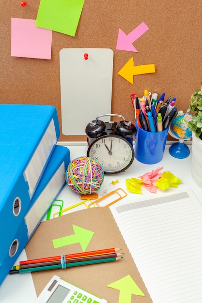 Foto lugar de trabajo de una persona creativa con una variedad de coloridos objetos de papelería.