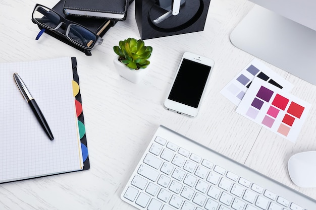Lugar de trabajo del primer plano del diseñador