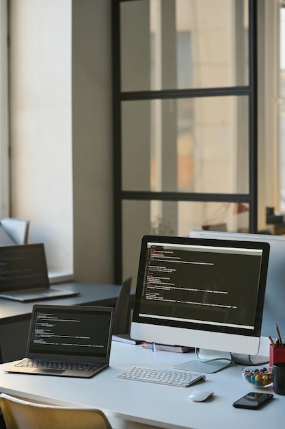 Lugar de trabajo del programador con computadoras.