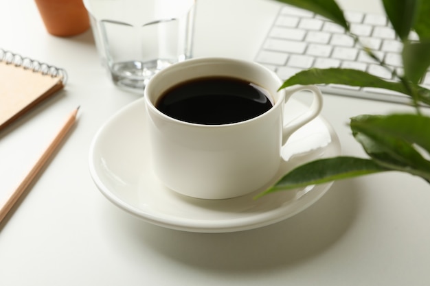 Lugar de trabajo con taza de café en blanco