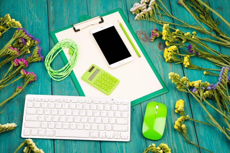Foto lugar de trabajo con teclado delgado inalámbrico ratón verde teléfono inteligente portapapeles calculadora en blanco