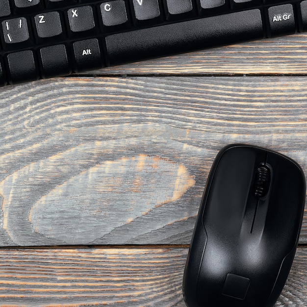Lugar de trabajo con teclado y mouse