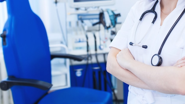 Lugar de trabajo. Tecnología moderna en medicina. hermosa niña-médico-otorrinolaringólogo en la moderna oficina del hospital de otorrinolaringología. Lugar libre. antecedentes.