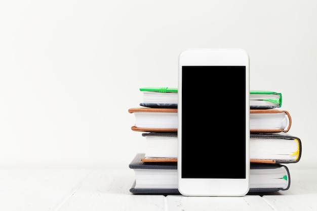 Lugar de trabajo con teléfono inteligente y cuadernos