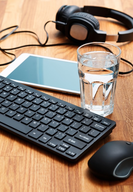 Lugar de trabajo y vaso de agua