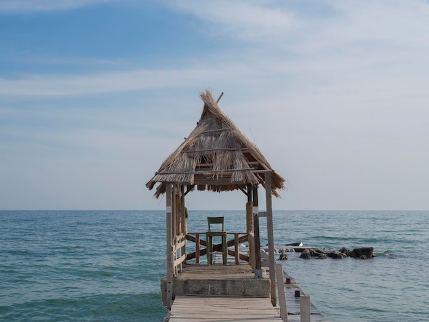 Lugar tranquilo perfeito sem pessoas para descanso relaxamento e meditação com água do mar limpa