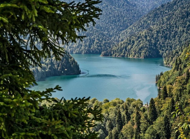 Lugar turístico famoso do Lago Ritsa na Abkhazia