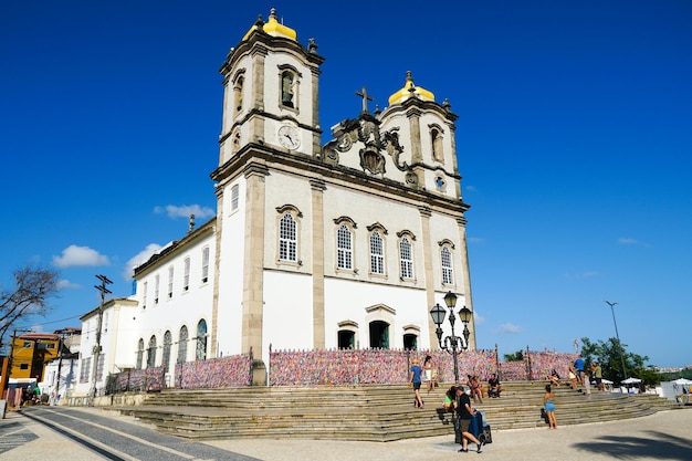 Lugar turístico onde as pessoas fazem desejos enquanto amarram as fitas em frente à igreja