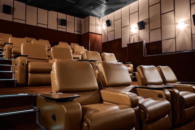 Foto lugar vip para los visitantes del cine con asientos de sillón de cuero