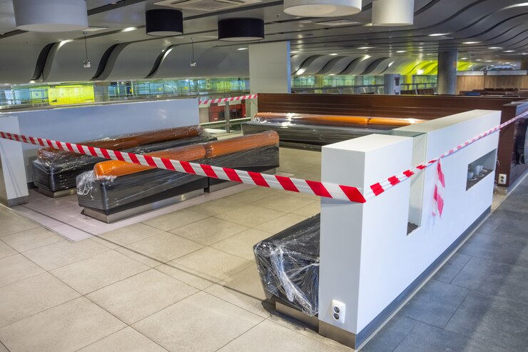 Foto los lugares cerrados de una mesa de restauración pública y los asientos para personas están cercados con una cinta restrictiva. coronavirus, covid 19 pandemia, concepto de cuarentena.