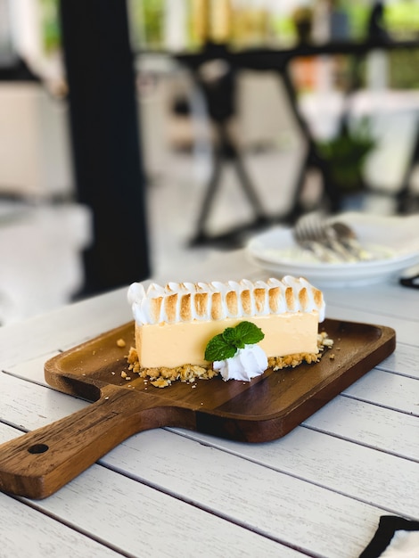 Lugares da torta de merengue de limão na bandeja de madeira